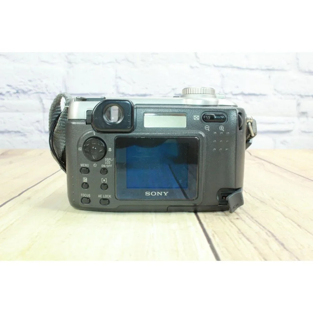 Sony Cyber Shot DSC-S75 3.2MP Digital Camera Silver with Bag